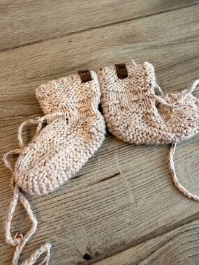 Quincy Mae Hand-Knit Baby Mittens in Light Pink Speckle